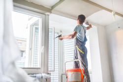 Pose de peinture au plafond